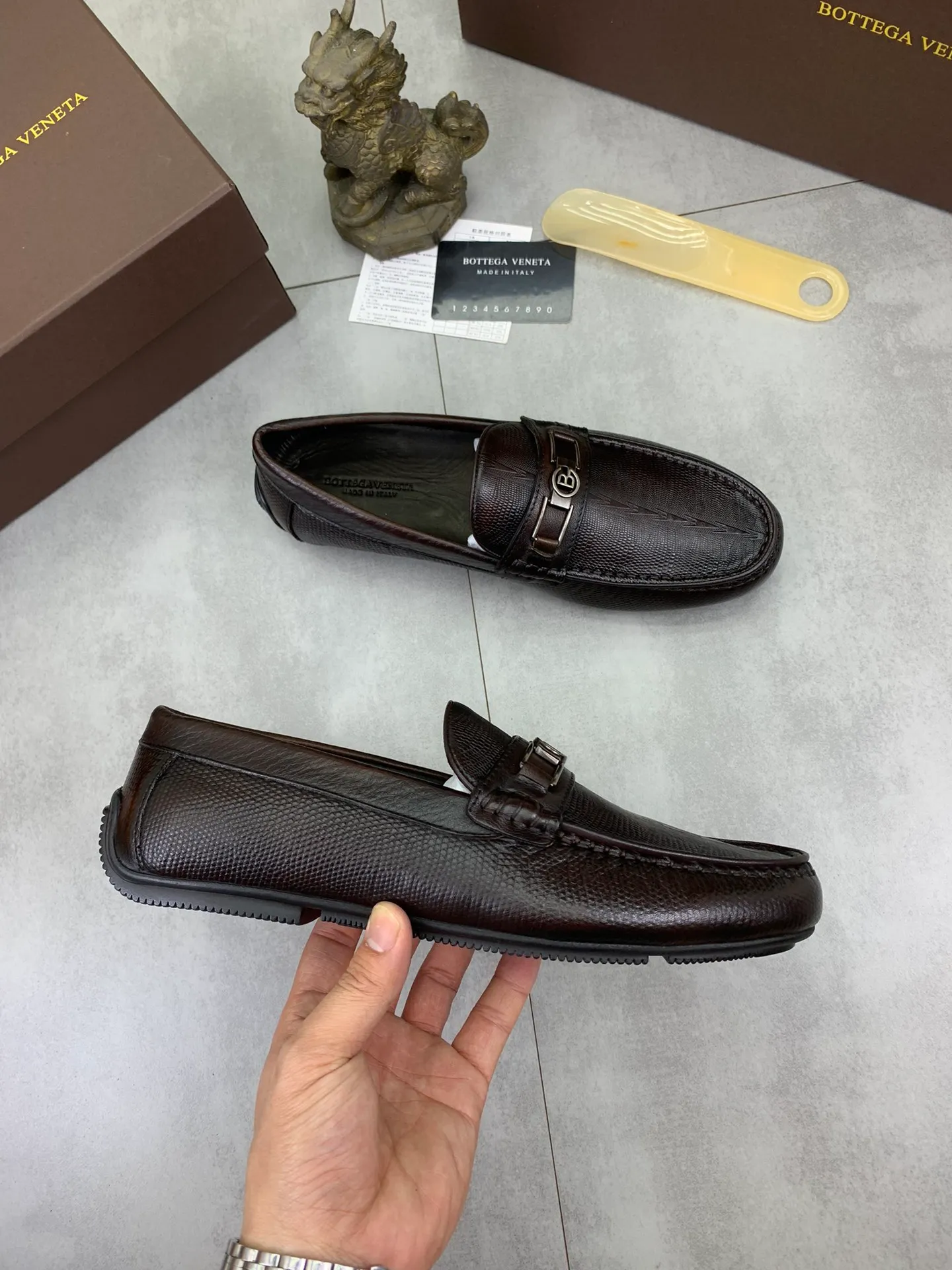 Men's men's shoes 💰p420 [New model] Water-dyed cow leather 💰High-quality business beanie shoes 💎💎💎 bottega veneta official website synchronizes the latest top version of bv in the market, accepts material comparison, shoe type comparison, process comparison, practical and textured, versatile and suitable for any occasion, the more you look at it, the more it tastes. Purely hand-woven craftsmanship - Upper material, ostrich pattern calfskin imported from Italy - High-quality water-dyed cowhide inside - Original private model customized outsole - Size: 39-44 (38 45 can be customized) Color: black or brown optional